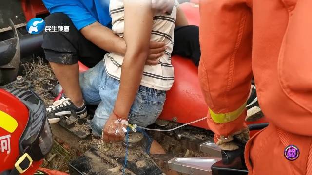 妻子腿卡收割机丈夫紧抱大喊名字 这到底是怎么回事？