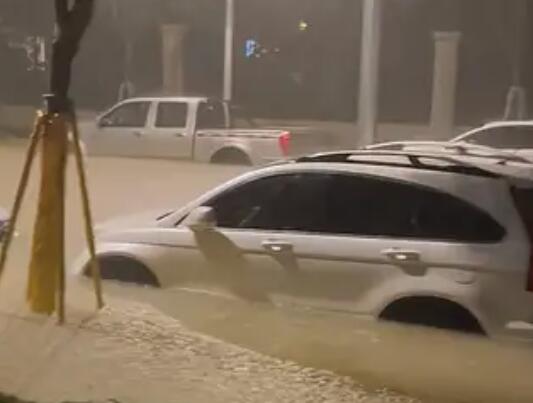 受台风海葵影响 福州暴雨局地现山体滑坡洪流倾泻
