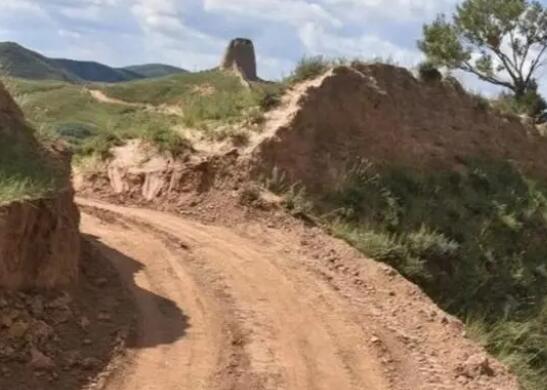 媒体评古长城被拦腰“挖断” 到底是怎么回事