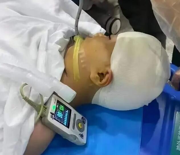 长沙一小学男教师打伤学生头骨 涉事老师已被警方带走