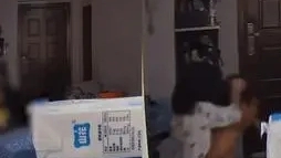 妈妈被家暴 女儿冲出揪爸爸头发阻止 这到底是怎么回事?