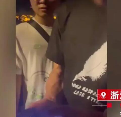 女子和朋友逛西湖遭大叔一路偷拍 这到底是怎么回事？