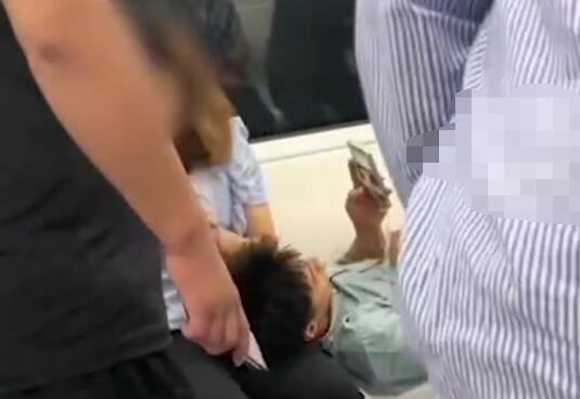 男子地铁占座躺女友腿上玩手机  背后真相令人感到震惊