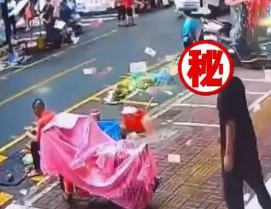 男子分手后将15000元撒向天空  背后真相令人感到震惊