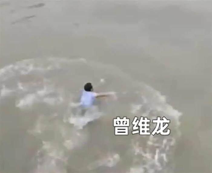 儿子溺亡16年后父亲跳河救人牺牲 女儿去事发地缅怀：“爸爸是英雄”