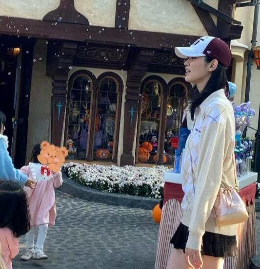 奚梦瑶一家迪士尼被偶遇非常低调  背后真相实在令人感到惊愕
