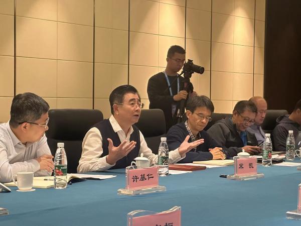 足协新领导班子亮相:不出奇葩政策 网友：这一届能坚持多久