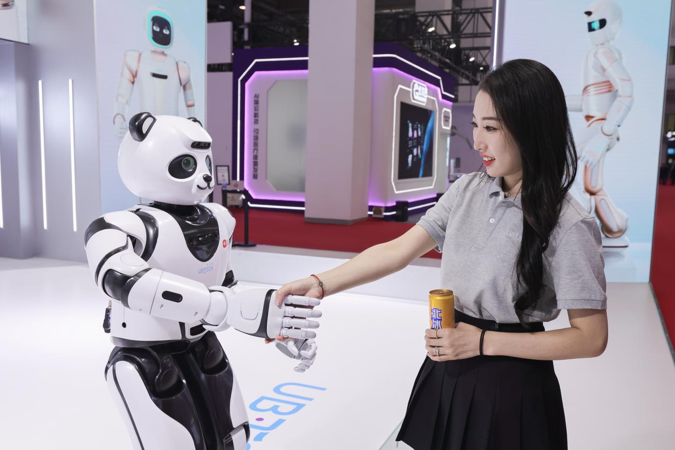 优必选人形机器人与观众在现场互动。受访者供图